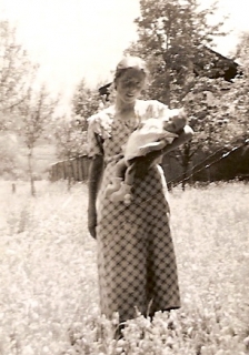 1941 André mit Mamma Helene.jpg